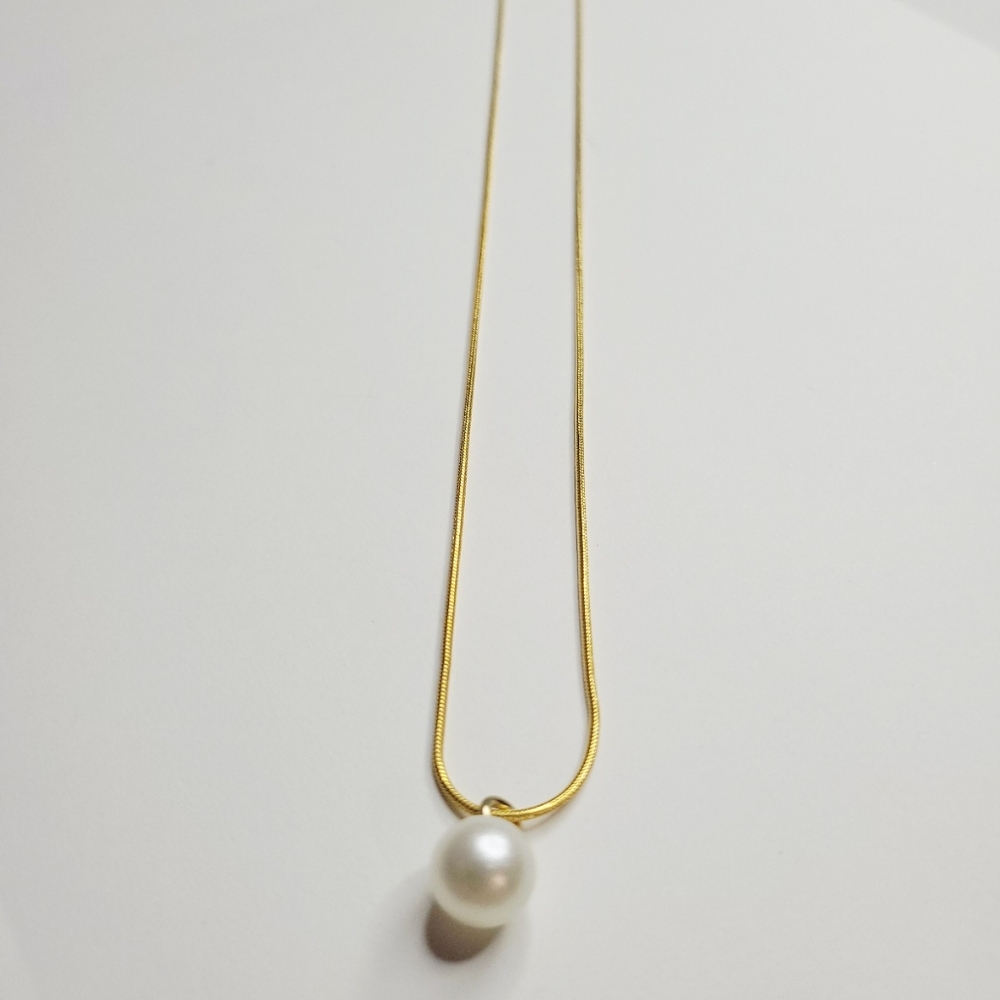 New 21 Inch Gold Color Snake Chain Necklace With Pearl Charm Pendant Understated - Picture 4 of 7